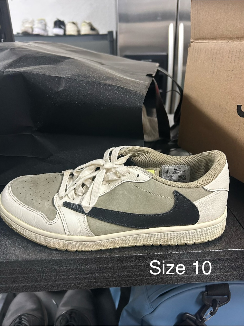 Nike Low Top Sneaker in Olive, Black and White